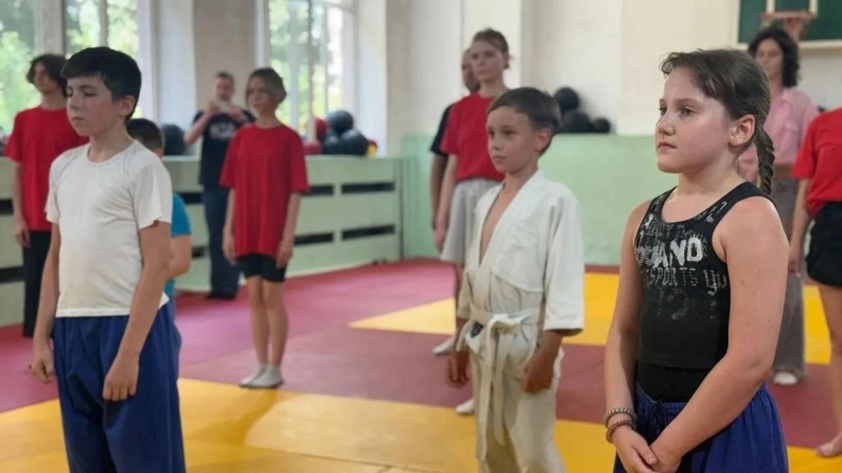 В честь Дня физкультурника в Ясиноватой прошла Всероссийскую акцию «Зарядка с доброслужащим» В честь Дня физкультурника в Ясиноватой прошла Всероссийскую акцию «Зарядка с доброслужащим»