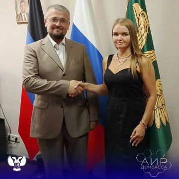 И.о. директора ГУП ДНР «АИР Донбасса» Денис Главацкий провел рабочую встречу с Первым заместителем министра финансов ДНР Натальей Пономаренко