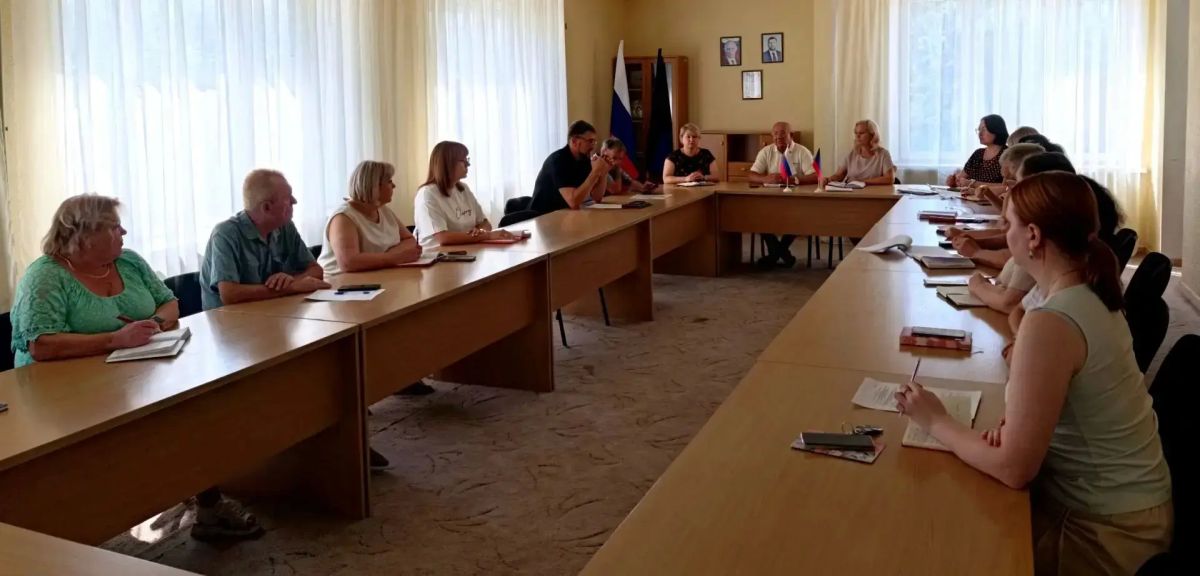 Наталья Бегуненко: Сегодня, 12 августа, руководитель Управы Петровского внутригородского района Администрации г.о. Донецк Бегуненко Наталья Ивановна провела еженедельное аппаратное совещание Наталья Бегуненко: Сегодня, 12 августа, руководитель Управы Петровского внутригородского района Администрации г.о. Донецк Бегуненко Наталья Ивановна провела еженедельное аппаратное совещание