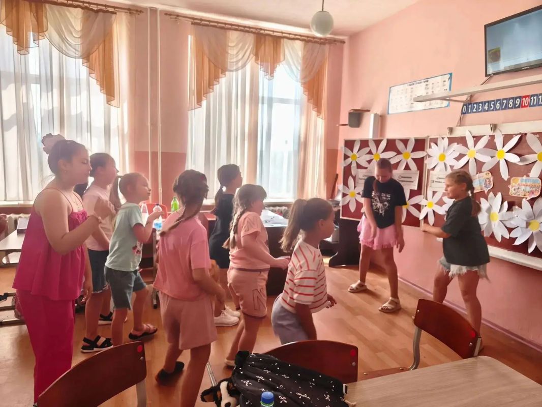 Дни в пришкольном лагере "Радуга" на базе Школы № 99 ребята каждый час проводят с пользой Дни в пришкольном лагере "Радуга" на базе Школы № 99 ребята каждый час проводят с пользой