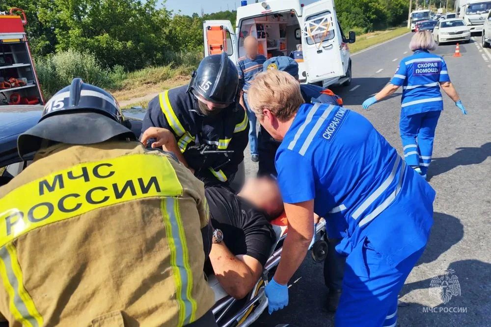 В Макеевке сотрудники МЧС России спасли пострадавшего при ДТП В Макеевке сотрудники МЧС России спасли пострадавшего при ДТП