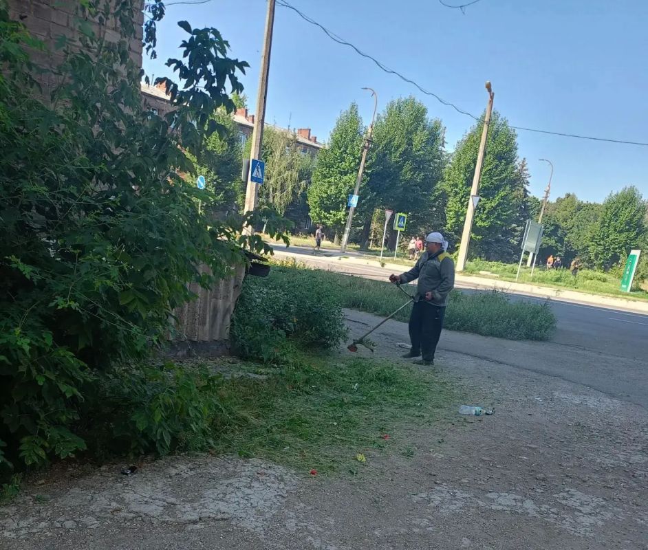 Сегодня, 12 августа, с целью приведения территории в надлежащее санитарное состояние в Кировском внутригородском районе города Макеевки силами Макеевского филиала НКО «ЕДИНЫЙ РЕГИОНАЛЬНЫЙ ФОНД ПО УПРАВЛЕНИЮ МНОГОКВАРТИРНЫМИ... Сегодня, 12 августа, с целью приведения территории в надлежащее санитарное состояние в Кировском внутригородском районе города Макеевки силами Макеевского филиала НКО «ЕДИНЫЙ РЕГИОНАЛЬНЫЙ ФОНД ПО УПРАВЛЕНИЮ МНОГОКВАРТИРНЫМИ...