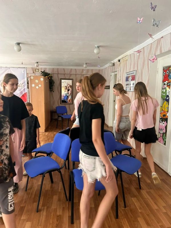 5 июля в подростковом центре "Импульс" прошел под знаком азарта и музыки: игры в кругу друзей объединили подвижные состязания, сложные головоломки и любимую всеми игру "Угадай мелодию" 5 июля в подростковом центре "Импульс" прошел под знаком азарта и музыки: игры в кругу друзей объединили подвижные состязания, сложные головоломки и любимую всеми игру "Угадай мелодию"