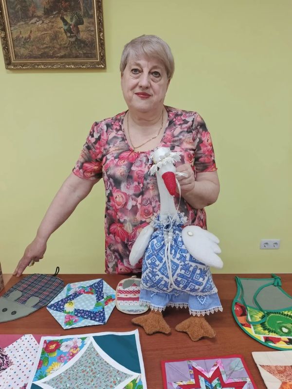В Центре социального обслуживания Калининского внутригородского района города Горловки прошла выставка творческих работ В Центре социального обслуживания Калининского внутригородского района города Горловки прошла выставка творческих работ