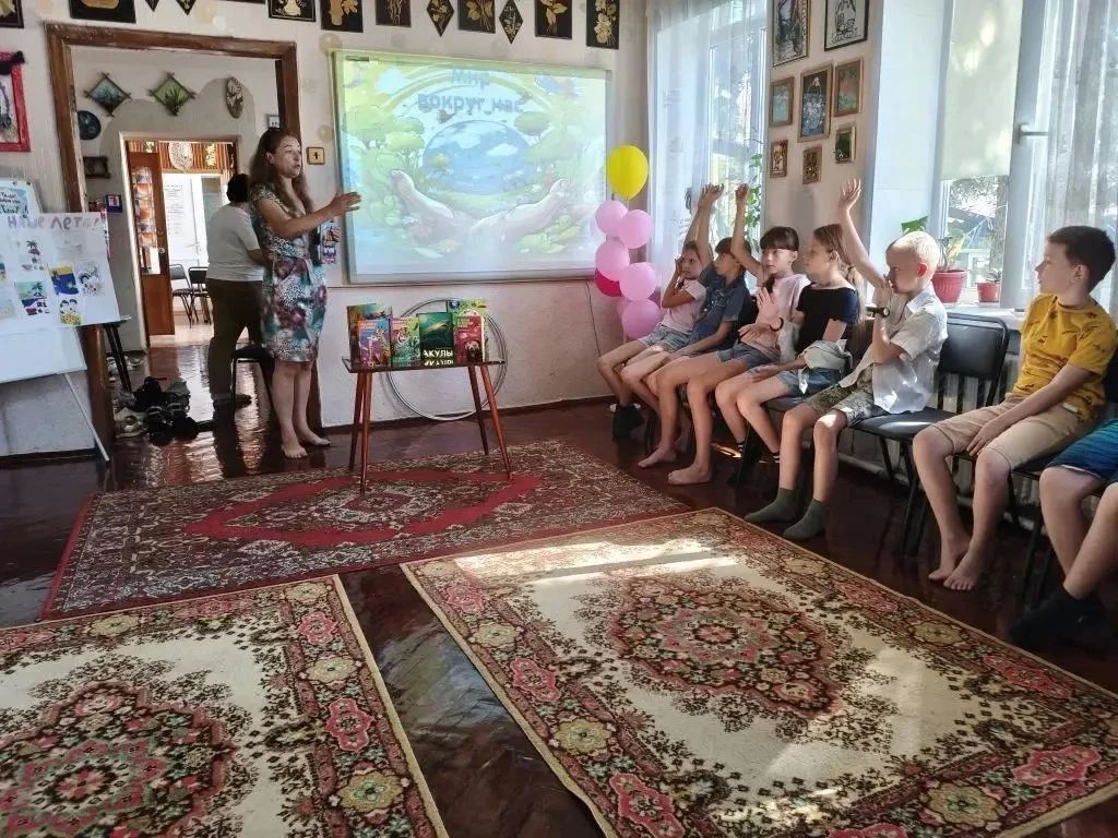 Сегодня, сотрудники библиотеки-филиала №2 побывали на досуговой площадке «ЮННАТ» МБУДО «Харцызская станция юных натуралистов» и провели для ребят познавательную викторину «Мир вокруг нас». Сегодня, сотрудники библиотеки-филиала №2 побывали на досуговой площадке «ЮННАТ» МБУДО «Харцызская станция юных натуралистов» и провели для ребят познавательную викторину «Мир вокруг нас».