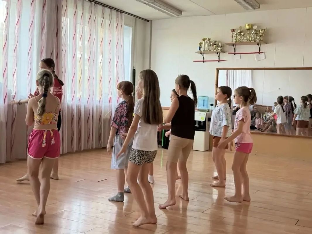 Воспитанники лагеря стали участниками спортивного праздника "Брызги победы" от студии "Сова" Воспитанники лагеря стали участниками спортивного праздника "Брызги победы" от студии "Сова"