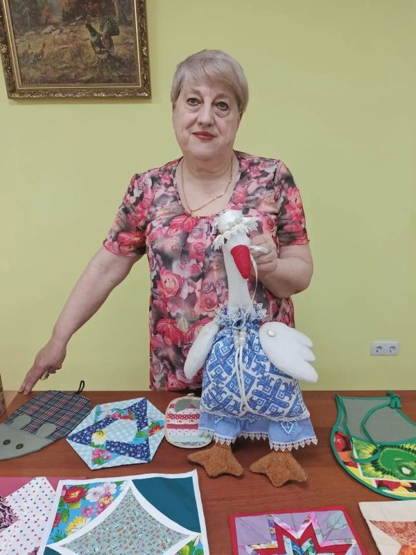 В Центре социального обслуживания Калининского района города Горловки прошла выставка творческих работ В Центре социального обслуживания Калининского района города Горловки прошла выставка творческих работ