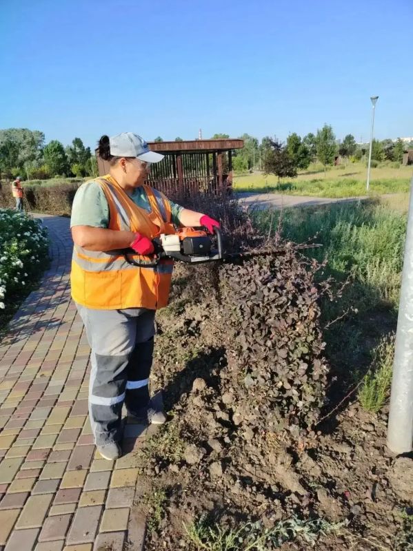 Специалисты «Уютного города» продолжают заботиться о комфорте мариупольцев Специалисты «Уютного города» продолжают заботиться о комфорте мариупольцев