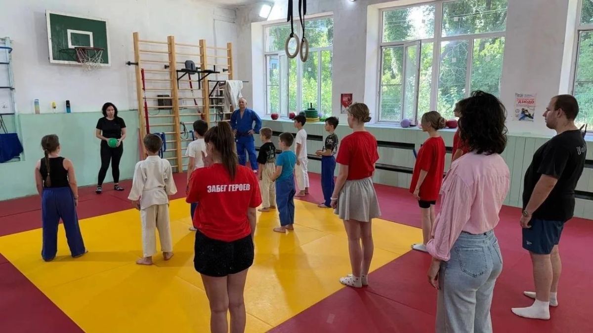В честь Дня физкультурника в Ясиноватой прошла Всероссийскую акцию «Зарядка с доброслужащим» В честь Дня физкультурника в Ясиноватой прошла Всероссийскую акцию «Зарядка с доброслужащим»