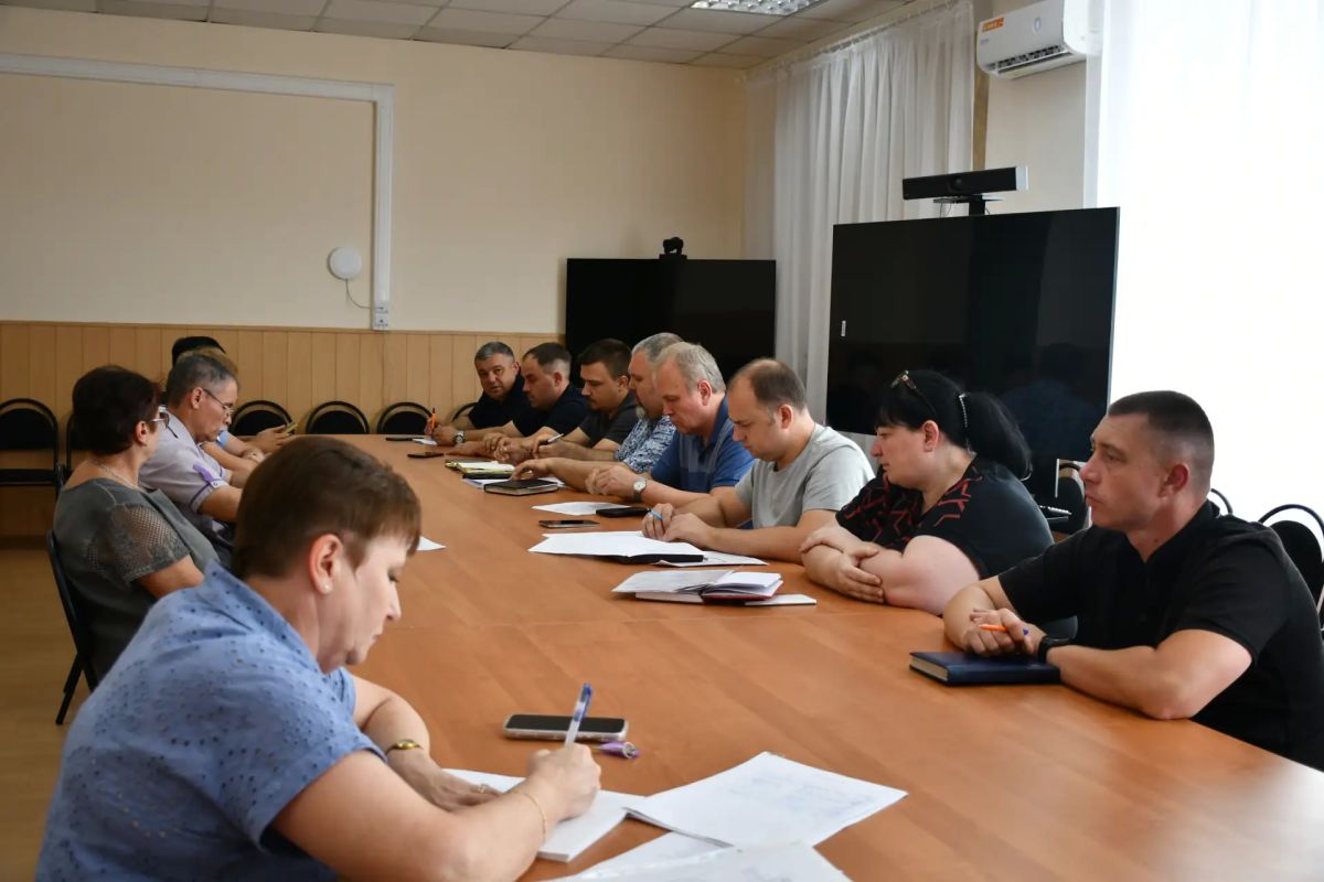Сегодня, 12 августа, первый заместитель главы администрации городского округа Дебальцево Максим Вельма провел заседание комиссии по вопросам подготовки объектов жилищно-коммунального хозяйства, социальной сферы, к работе в... Сегодня, 12 августа, первый заместитель главы администрации городского округа Дебальцево Максим Вельма провел заседание комиссии по вопросам подготовки объектов жилищно-коммунального хозяйства, социальной сферы, к работе в...