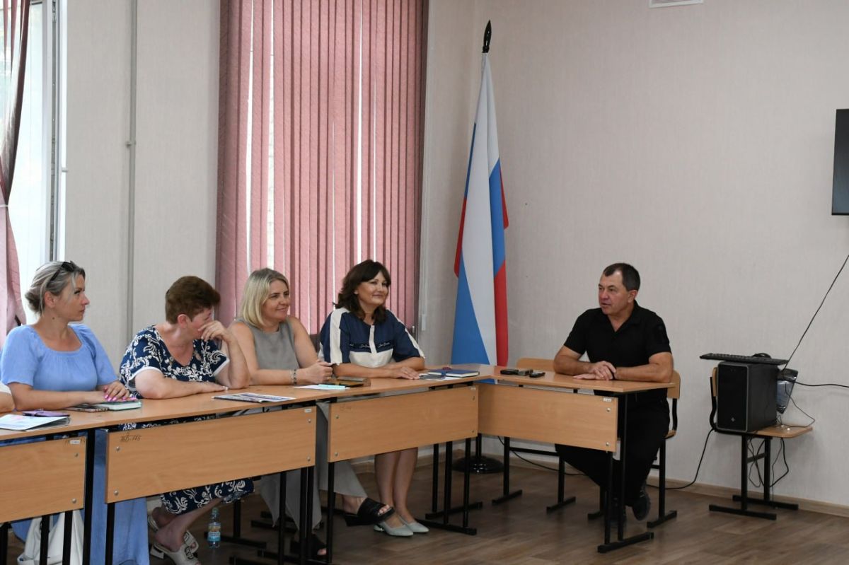 Юрий Касицкий провел встречу с педагогами города Кировское