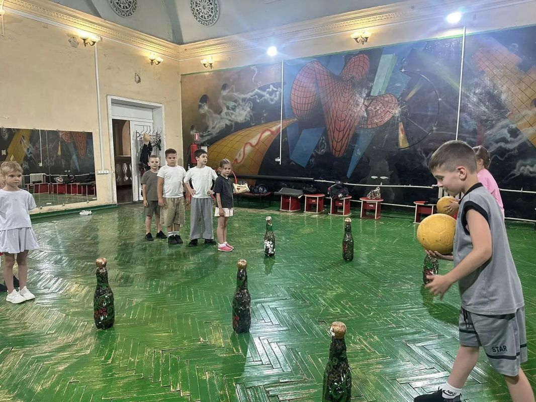 Свисток, азартный крик «Вперед!» и море искренних улыбок — именно так 6 августа во Дворце культуры им. Воровского состоялся наш спортивный квест «Путь к здоровью», посвященный дню физкультурника! Свисток, азартный крик «Вперед!» и море искренних улыбок — именно так 6 августа во Дворце культуры им. Воровского состоялся наш спортивный квест «Путь к здоровью», посвященный дню физкультурника!