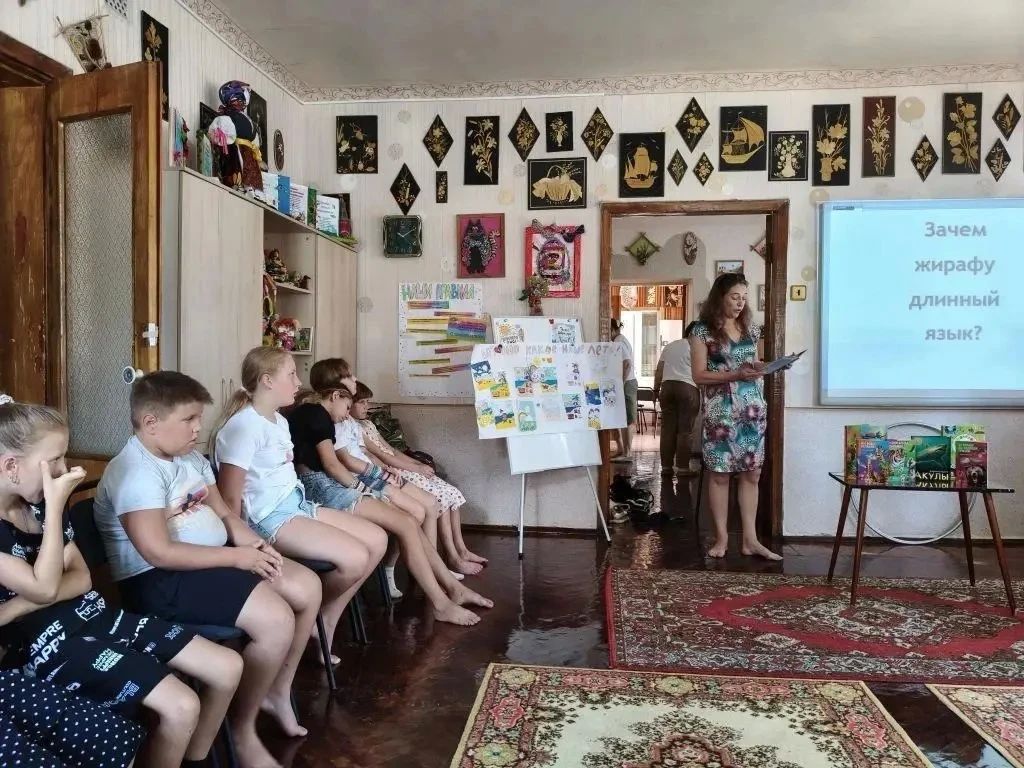 Сегодня, сотрудники библиотеки-филиала №2 побывали на досуговой площадке «ЮННАТ» МБУДО «Харцызская станция юных натуралистов» и провели для ребят познавательную викторину «Мир вокруг нас». Сегодня, сотрудники библиотеки-филиала №2 побывали на досуговой площадке «ЮННАТ» МБУДО «Харцызская станция юных натуралистов» и провели для ребят познавательную викторину «Мир вокруг нас».