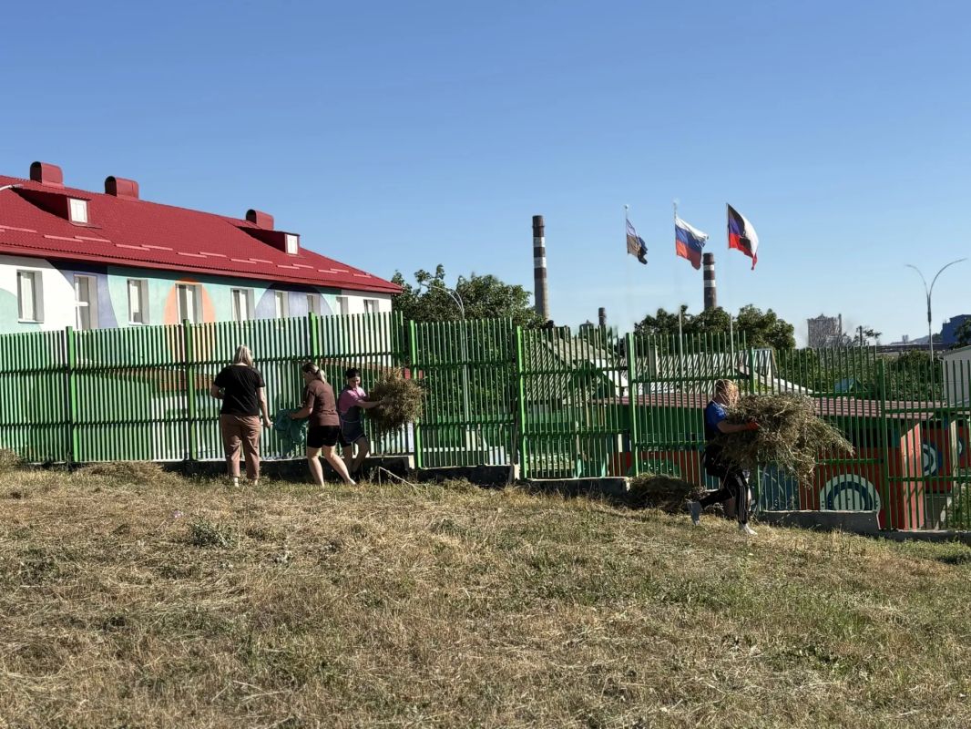 Сегодня, 13.08.2026, сотрудники Управы Ленинского внутригородского района Администрации городского округа Донецк и сотрудники ГБДОУ «Детский сад №187 г.о. Донецк» приняли активное участие в акции "Чистый четверг" Сегодня, 13.08.2026, сотрудники Управы Ленинского внутригородского района Администрации городского округа Донецк и сотрудники ГБДОУ «Детский сад №187 г.о. Донецк» приняли активное участие в акции "Чистый четверг"