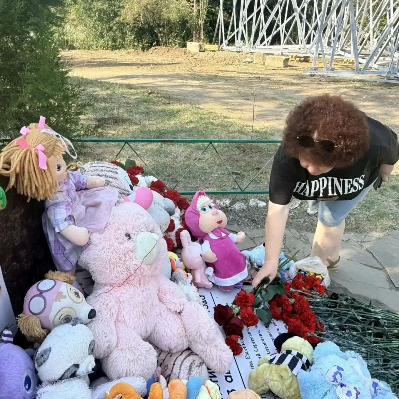 Сегодня, в течении дня, сотрудники Дворца культуры чтили память погибших на детском пляже в Зугрэсе, возложением цветов к памятнику Сегодня, в течении дня, сотрудники Дворца культуры чтили память погибших на детском пляже в Зугрэсе, возложением цветов к памятнику