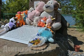 «Не забывали и не забудем никогда»: в ДНР почтили память погибших на пляже в Зугрэсе