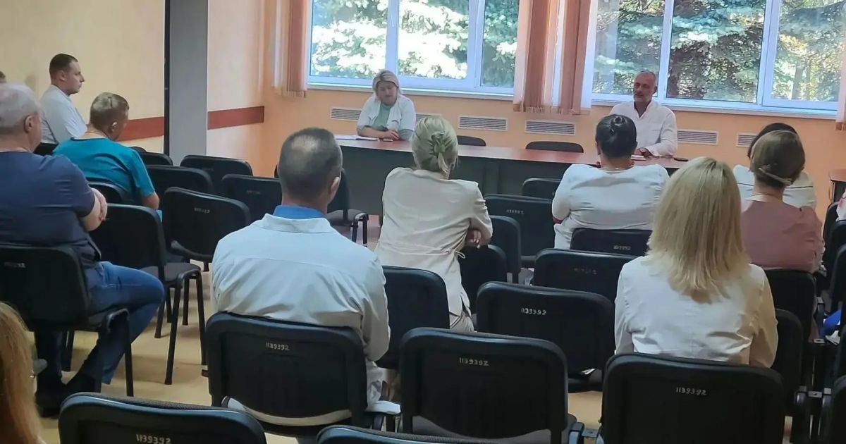 12 августа депутат Макеевского городского совета ДНР первого созыва Игорь Сепик провел встречу с трудовым коллективом в терапевтическом отделении городской больницы №2 г.Макеевки Министерства здравоохранения ДНР