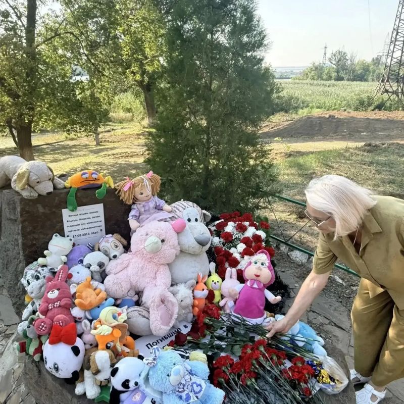 Сегодня, в течении дня, сотрудники Дворца культуры чтили память погибших на детском пляже в Зугрэсе, возложением цветов к памятнику Сегодня, в течении дня, сотрудники Дворца культуры чтили память погибших на детском пляже в Зугрэсе, возложением цветов к памятнику