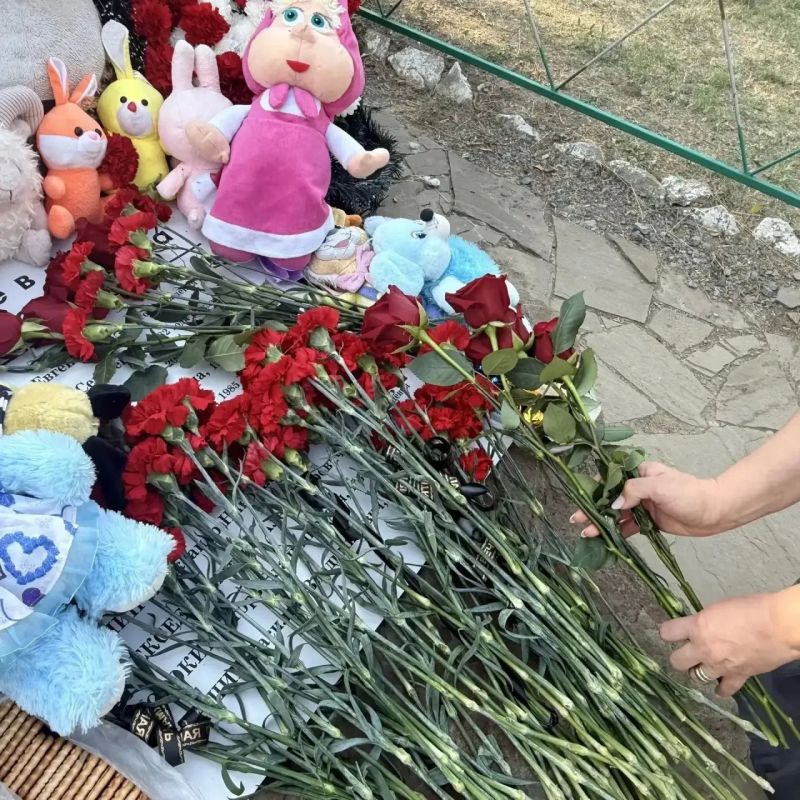 Сегодня, в течении дня, сотрудники Дворца культуры чтили память погибших на детском пляже в Зугрэсе, возложением цветов к памятнику