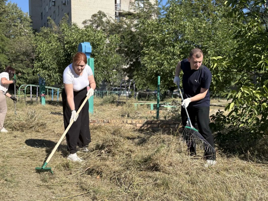 Сегодня, 13.08.2026, сотрудники Управы Ленинского внутригородского района Администрации городского округа Донецк и сотрудники ГБДОУ «Детский сад №187 г.о. Донецк» приняли активное участие в акции "Чистый четверг" Сегодня, 13.08.2026, сотрудники Управы Ленинского внутригородского района Администрации городского округа Донецк и сотрудники ГБДОУ «Детский сад №187 г.о. Донецк» приняли активное участие в акции "Чистый четверг"