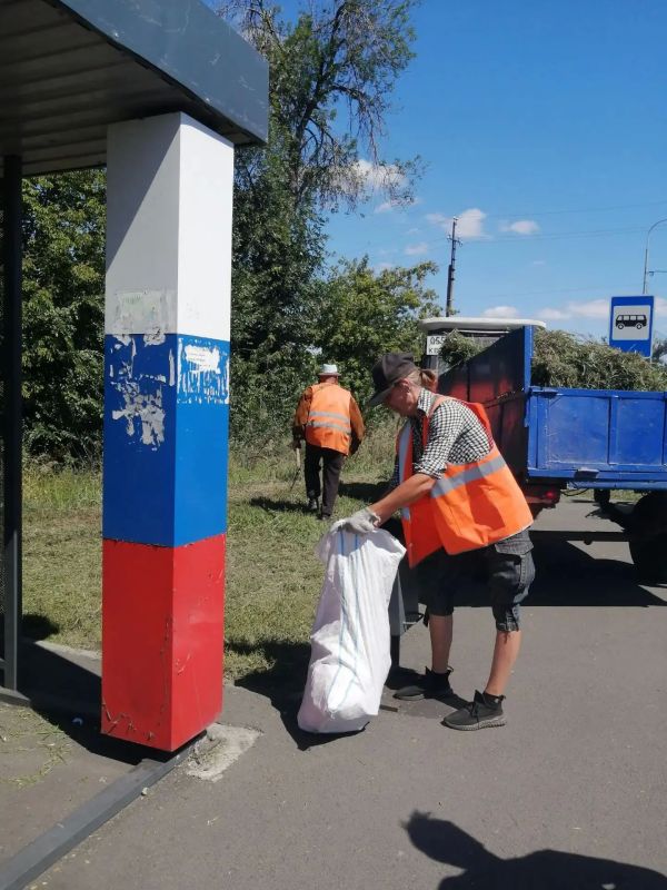 Коммунальщики Снежного продолжают благоустраивать территории общего пользования Коммунальщики Снежного продолжают благоустраивать территории общего пользования