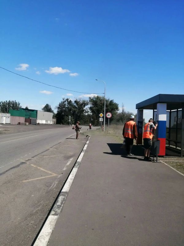 Коммунальщики Снежного продолжают благоустраивать территории общего пользования Коммунальщики Снежного продолжают благоустраивать территории общего пользования