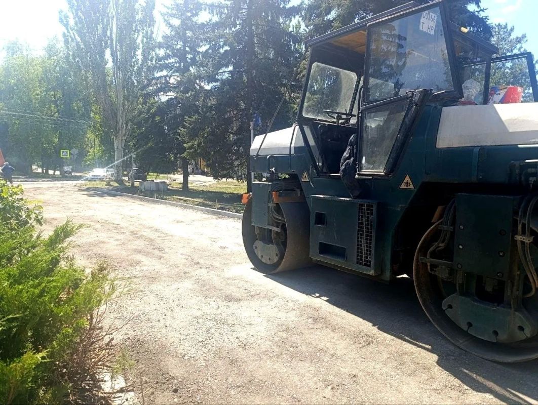 В Ждановке продолжаются работы по обновлению дорожной инфраструктуры В Ждановке продолжаются работы по обновлению дорожной инфраструктуры