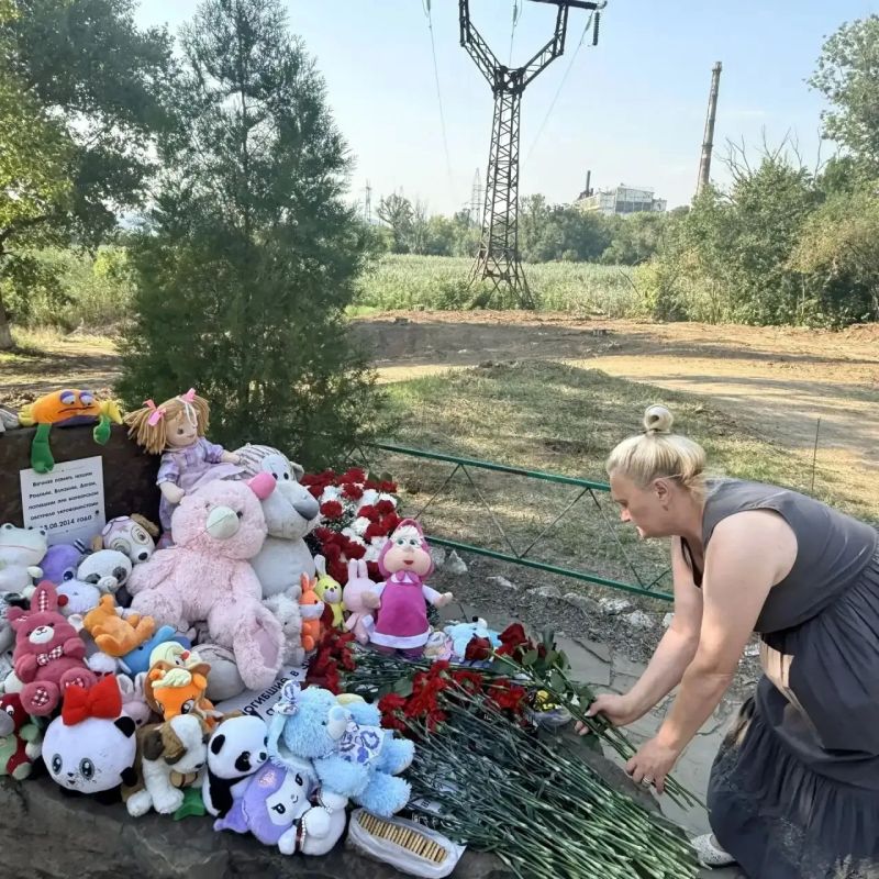 Сегодня, в течении дня, сотрудники Дворца культуры чтили память погибших на детском пляже в Зугрэсе, возложением цветов к памятнику Сегодня, в течении дня, сотрудники Дворца культуры чтили память погибших на детском пляже в Зугрэсе, возложением цветов к памятнику