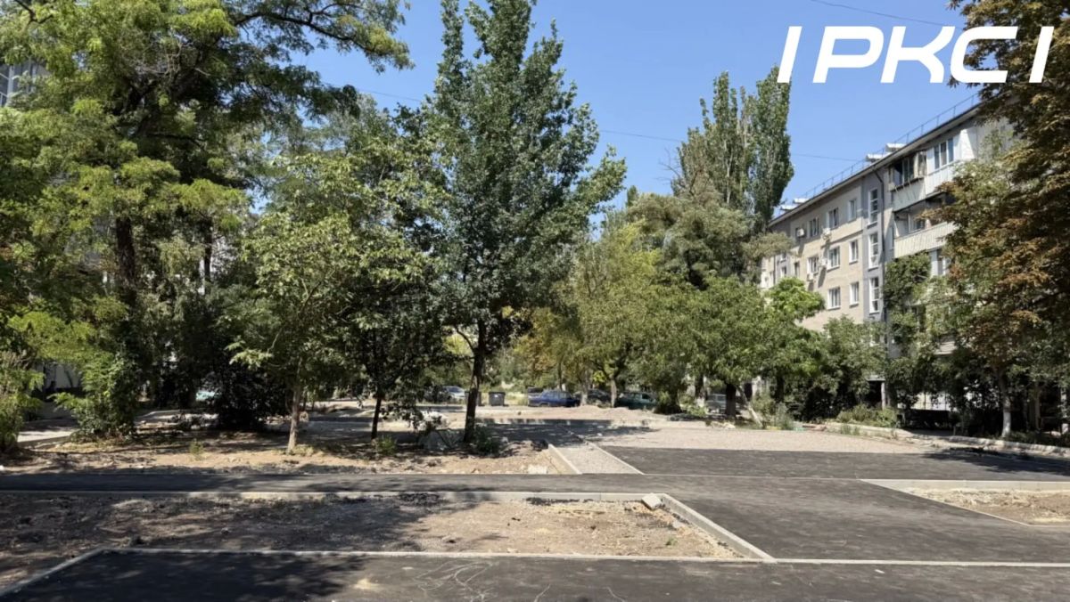 В Орджоникидзевском районе Мариуполя продолжается благоустройство придомовых территорий в рамках программы на 2024–2026 годы