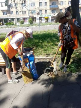 Коммунальщики Снежного продолжают благоустраивать территории общего пользования