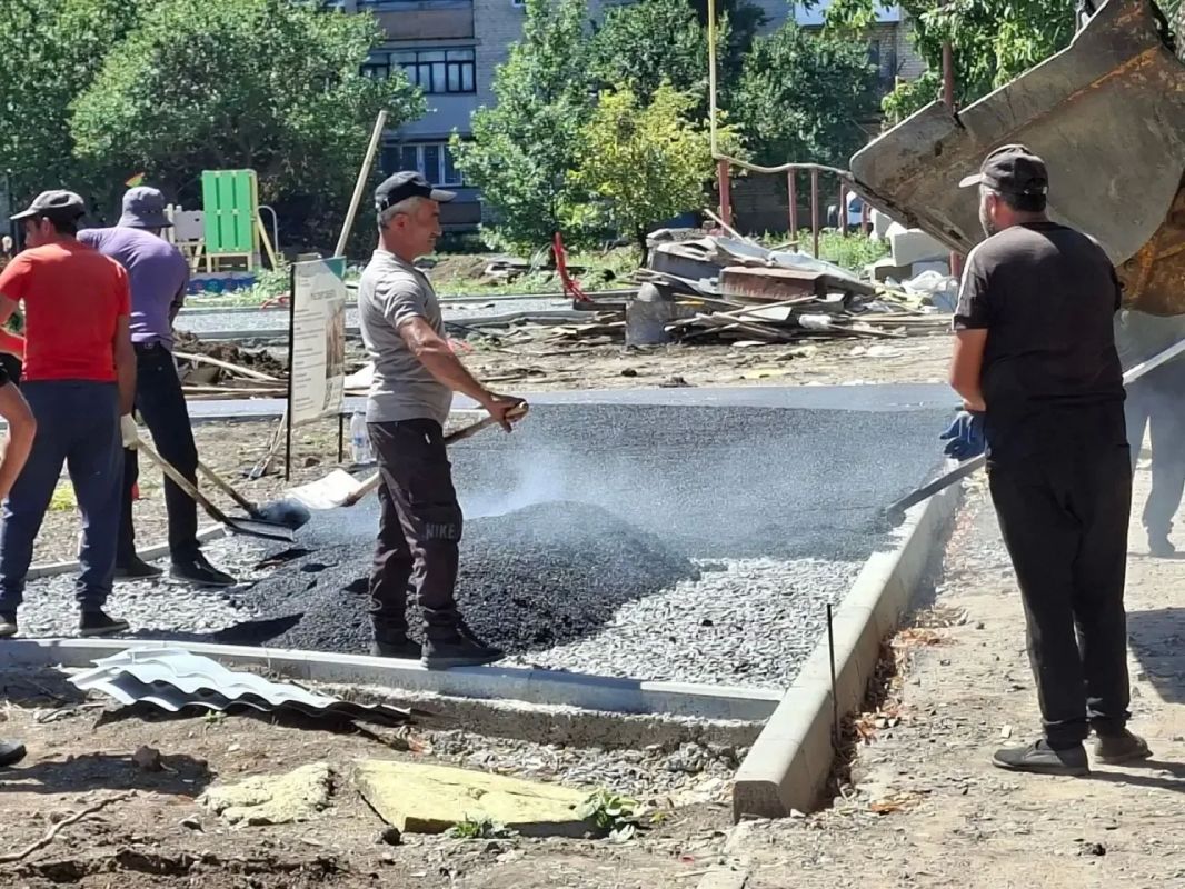 Денис Зубов: Продолжаются работы по благоустройству территории, победившей в прошлом голосовании за территории по благоустройству (ФКГС)