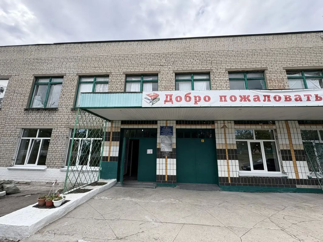 Самарская бригада меняет окна в снежнянской школе