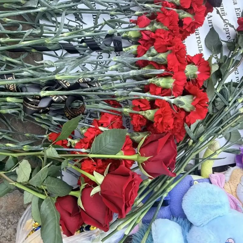 Сегодня, в течении дня, сотрудники Дворца культуры чтили память погибших на детском пляже в Зугрэсе, возложением цветов к памятнику Сегодня, в течении дня, сотрудники Дворца культуры чтили память погибших на детском пляже в Зугрэсе, возложением цветов к памятнику