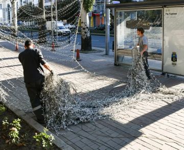 В Донецке приступили к демонтажу декоративного элемента «Звездное небо» на улице Артема – одной из самых оживленных в городе