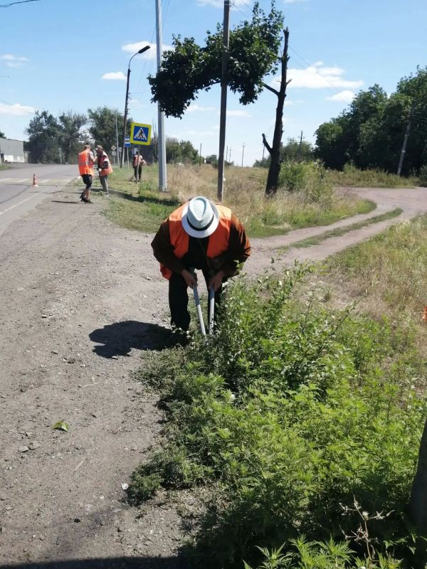 Коммунальщики Снежного продолжают благоустраивать территории общего пользования Коммунальщики Снежного продолжают благоустраивать территории общего пользования