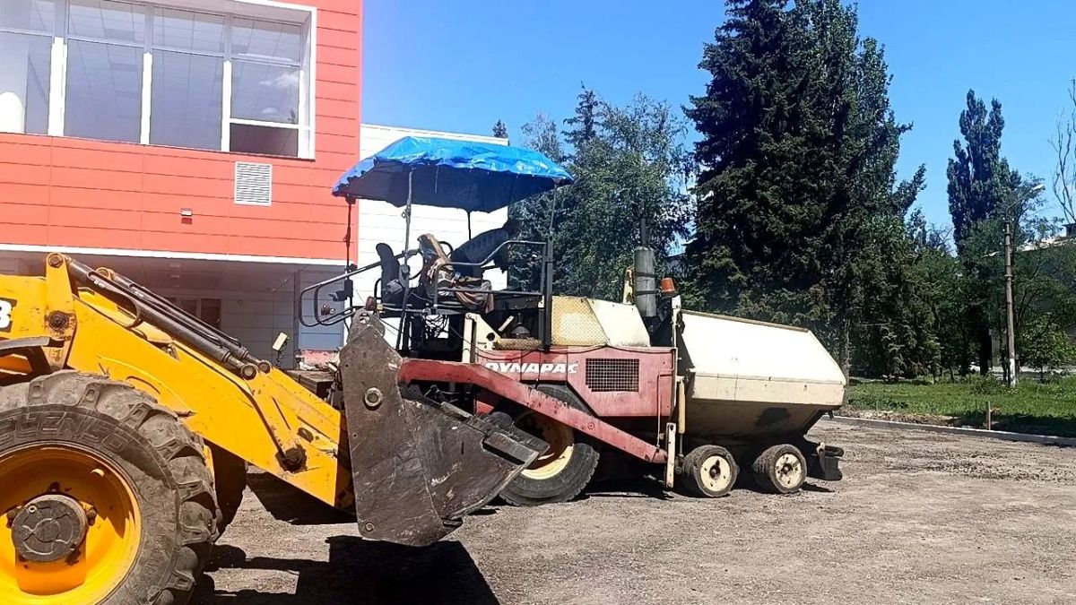 В Ждановке продолжаются работы по обновлению дорожной инфраструктуры В Ждановке продолжаются работы по обновлению дорожной инфраструктуры