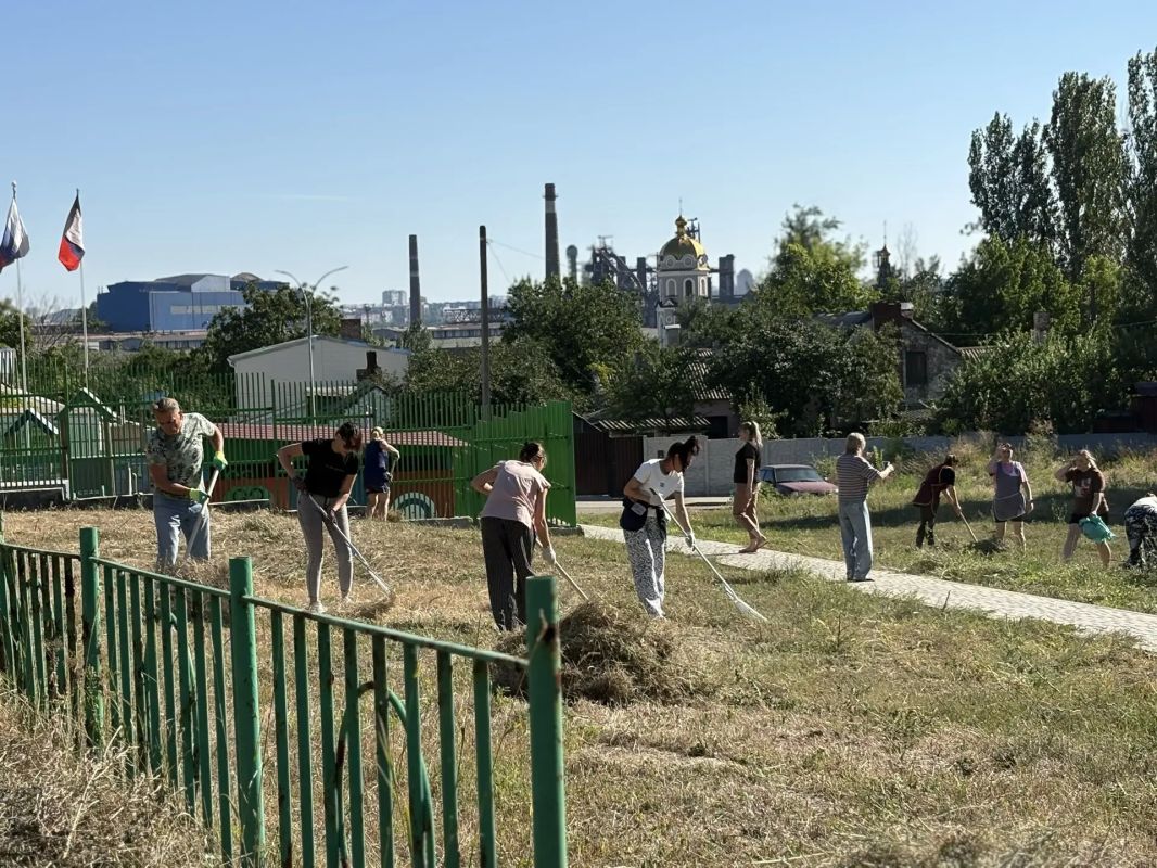 Сегодня, 13.08.2026, сотрудники Управы Ленинского внутригородского района Администрации городского округа Донецк и сотрудники ГБДОУ «Детский сад №187 г.о. Донецк» приняли активное участие в акции "Чистый четверг" Сегодня, 13.08.2026, сотрудники Управы Ленинского внутригородского района Администрации городского округа Донецк и сотрудники ГБДОУ «Детский сад №187 г.о. Донецк» приняли активное участие в акции "Чистый четверг"