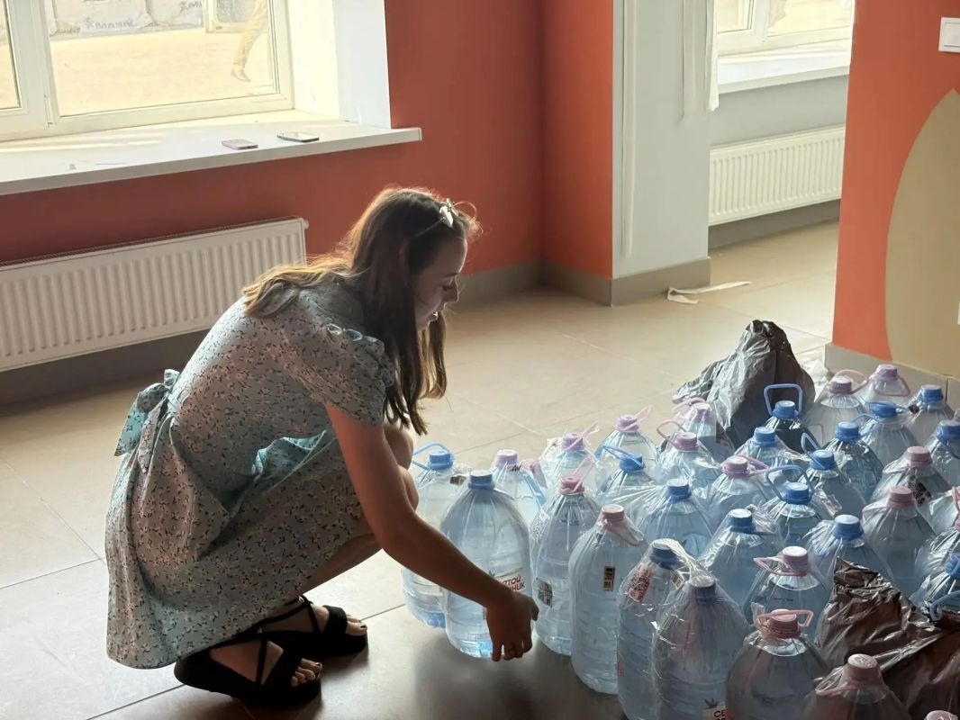 Антон Кольцов: В Мариуполь привезли ещё 2 тонны питьевой воды для маломобильных и одиноких пожилых горожан Антон Кольцов: В Мариуполь привезли ещё 2 тонны питьевой воды для маломобильных и одиноких пожилых горожан