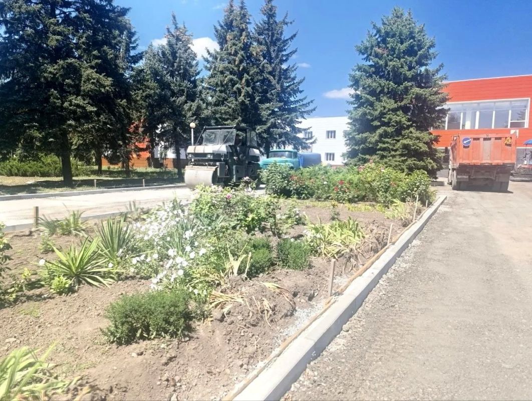 В Ждановке продолжаются работы по обновлению дорожной инфраструктуры В Ждановке продолжаются работы по обновлению дорожной инфраструктуры