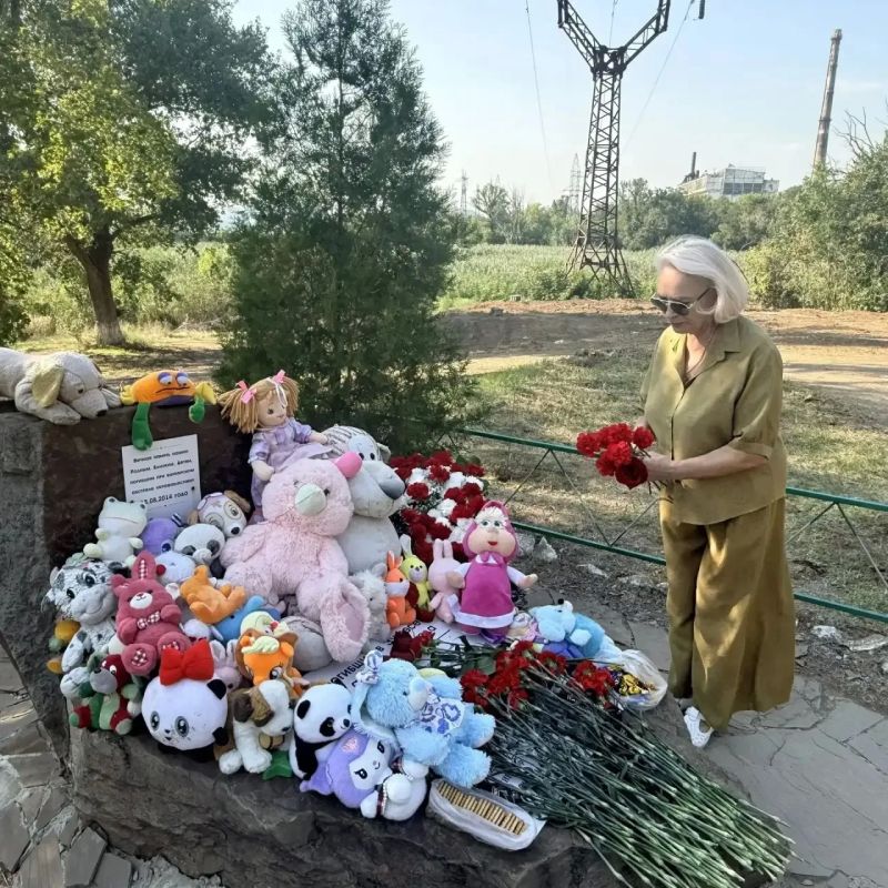 Сегодня, в течении дня, сотрудники Дворца культуры чтили память погибших на детском пляже в Зугрэсе, возложением цветов к памятнику Сегодня, в течении дня, сотрудники Дворца культуры чтили память погибших на детском пляже в Зугрэсе, возложением цветов к памятнику