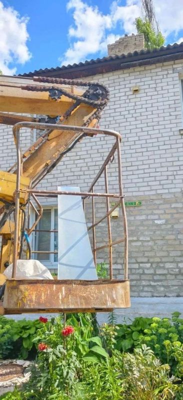По заявкам жителей в Ждановке продолжаются работы по ремонту кровель По заявкам жителей в Ждановке продолжаются работы по ремонту кровель