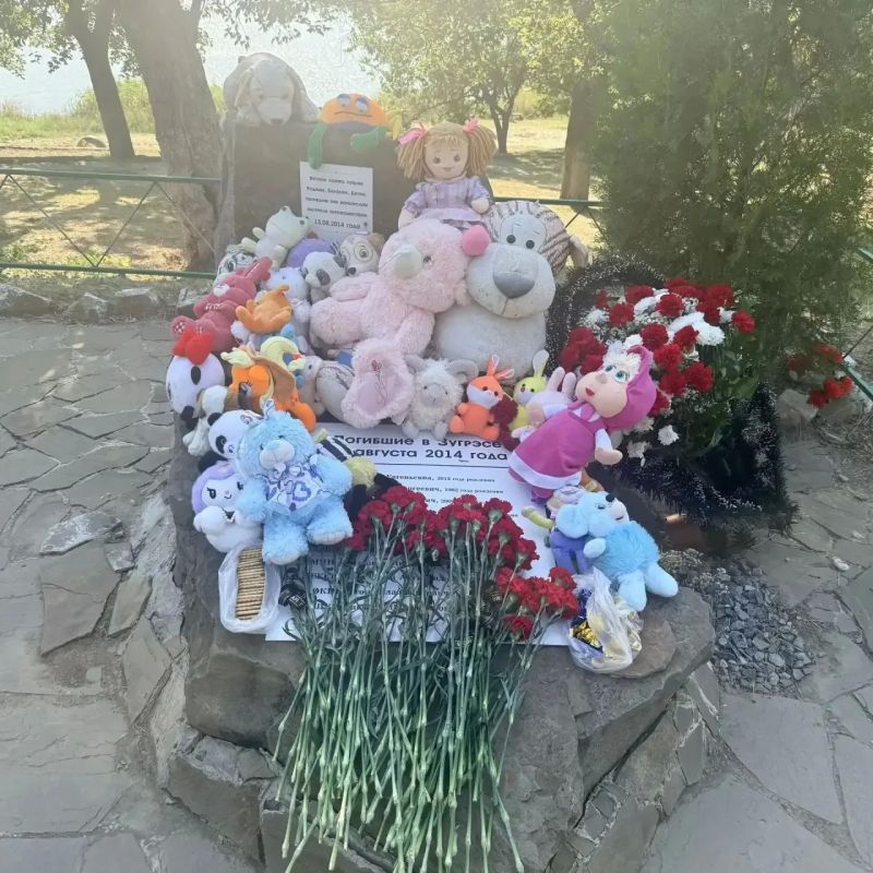 Сегодня, в течении дня, сотрудники Дворца культуры чтили память погибших на детском пляже в Зугрэсе, возложением цветов к памятнику Сегодня, в течении дня, сотрудники Дворца культуры чтили память погибших на детском пляже в Зугрэсе, возложением цветов к памятнику