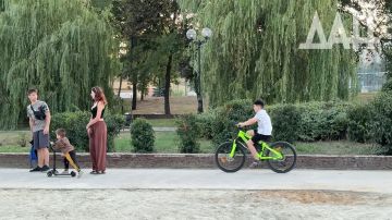 Августовский вечер на набережной в Донецке