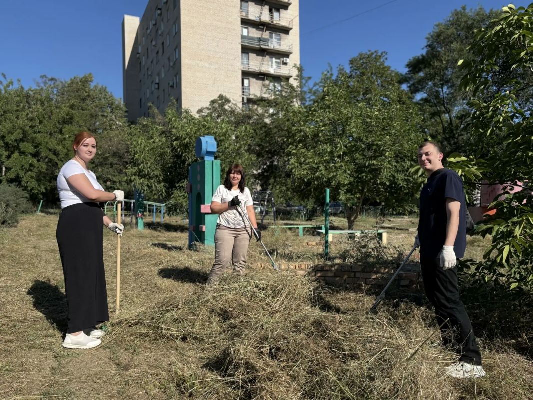 Сегодня, 13.08.2026, сотрудники Управы Ленинского внутригородского района Администрации городского округа Донецк и сотрудники ГБДОУ «Детский сад №187 г.о. Донецк» приняли активное участие в акции "Чистый четверг" Сегодня, 13.08.2026, сотрудники Управы Ленинского внутригородского района Администрации городского округа Донецк и сотрудники ГБДОУ «Детский сад №187 г.о. Донецк» приняли активное участие в акции "Чистый четверг"