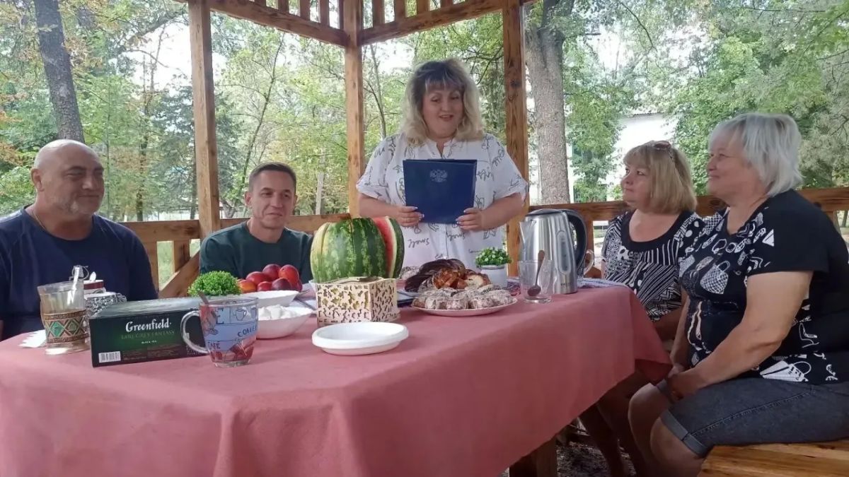 Сегодня в теплой и дружеской обстановке коллектива парка им. А.П. Чехова было проведено тематическое мероприятие "Три спаса - три запаса" на котором все вместе определили какие традиции с ним связяны, а так же историю... Сегодня в теплой и дружеской обстановке коллектива парка им. А.П. Чехова было проведено тематическое мероприятие "Три спаса - три запаса" на котором все вместе определили какие традиции с ним связяны, а так же историю...