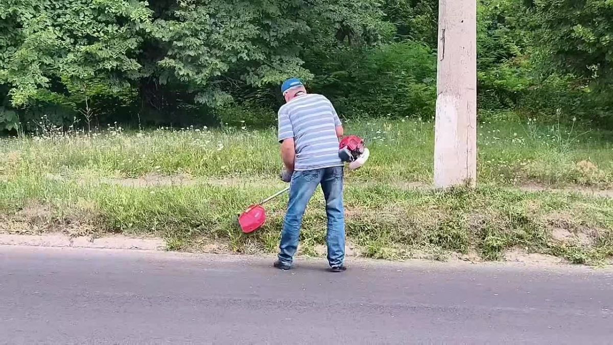 Сегодня, 14 августа, в рамках акции «Маленькие добрые дела», силами сотрудников Управы Кировского внутригородского района Администрации городского округа Макеевка Донецкой Народной Республики, были проведены работы по покосу...