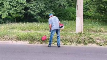 Сегодня, 14 августа, в рамках акции «Маленькие добрые дела», силами сотрудников Управы Кировского внутригородского района Администрации городского округа Макеевка Донецкой Народной Республики, были проведены работы по покосу...
