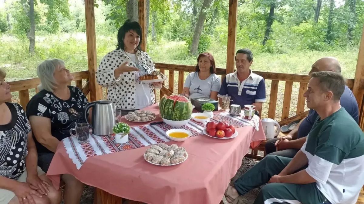 Сегодня в теплой и дружеской обстановке коллектива парка им. А.П. Чехова было проведено тематическое мероприятие "Три спаса - три запаса" на котором все вместе определили какие традиции с ним связяны, а так же историю... Сегодня в теплой и дружеской обстановке коллектива парка им. А.П. Чехова было проведено тематическое мероприятие "Три спаса - три запаса" на котором все вместе определили какие традиции с ним связяны, а так же историю...