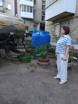 В рамках поручения Главы Республики Дениса Пушилина, депутат Торезского городского совета Екатерина Диденко проконтролировала подвоз воды в установленную ёмкость по адресу: ул. 50 лет СССР, д. 1