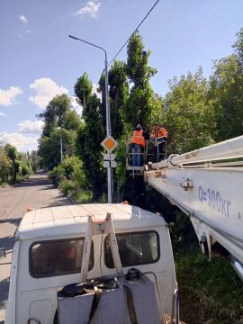 Коммунальщики Снежного продолжают благоустраивать территории общего пользования